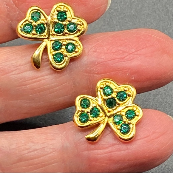 AVON Gold & Green Shamrock Vintage Pierced Earrings - Picture 2 of 8